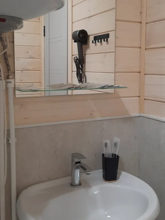 Уютный четырёхместный Домик де-люкс с отдельными кроватями