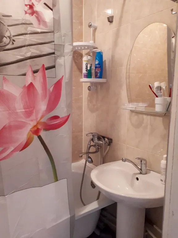 Двухкомнатная квартира с большой лоджией в центре Феодосии