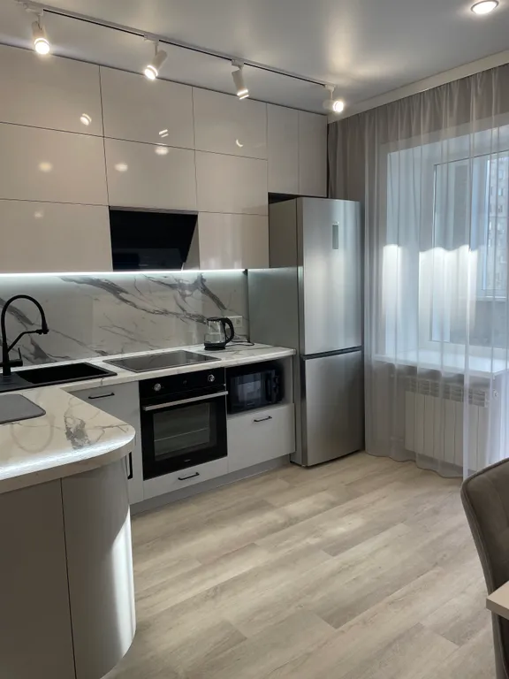 Просторная, после ремонта, квартира на Набережной, в центре города