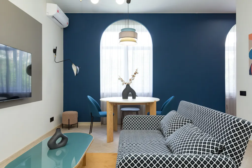 Величественная сталинка на набережной вокруг достопримечательностей