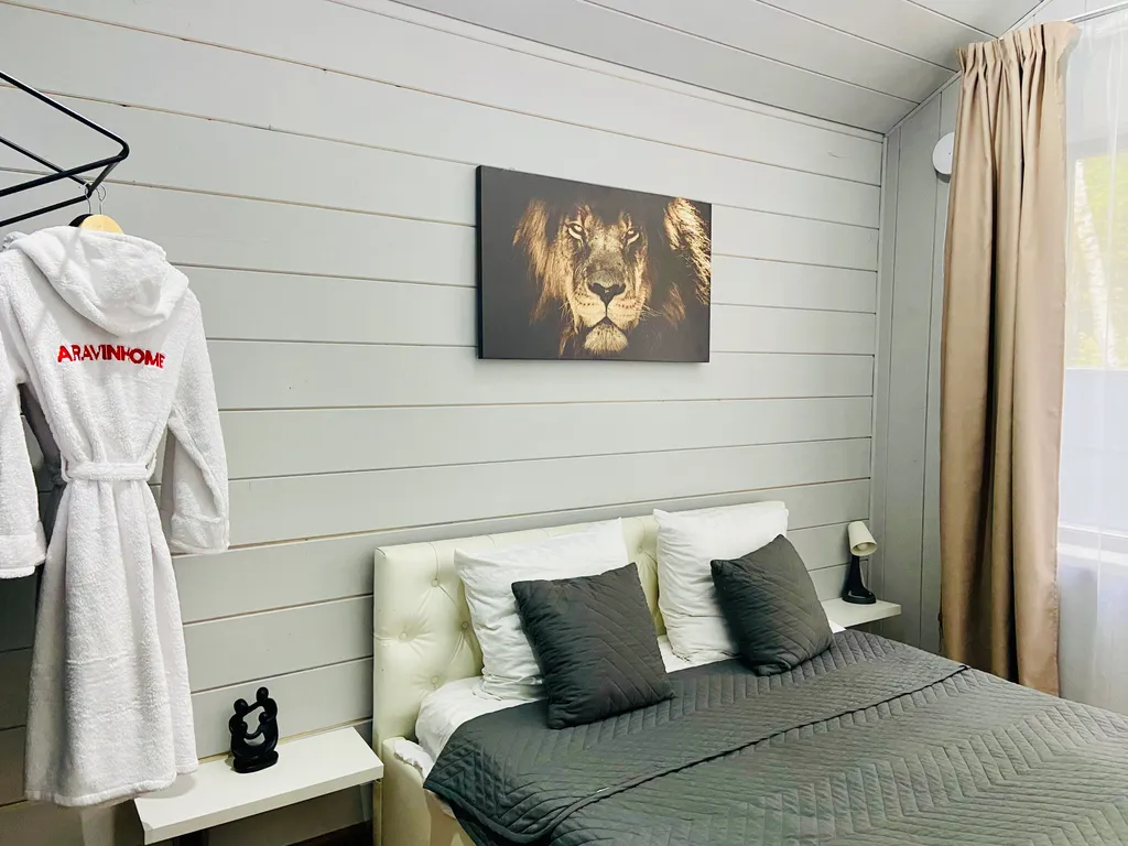 Дом в стиле Barn house в окружении леса