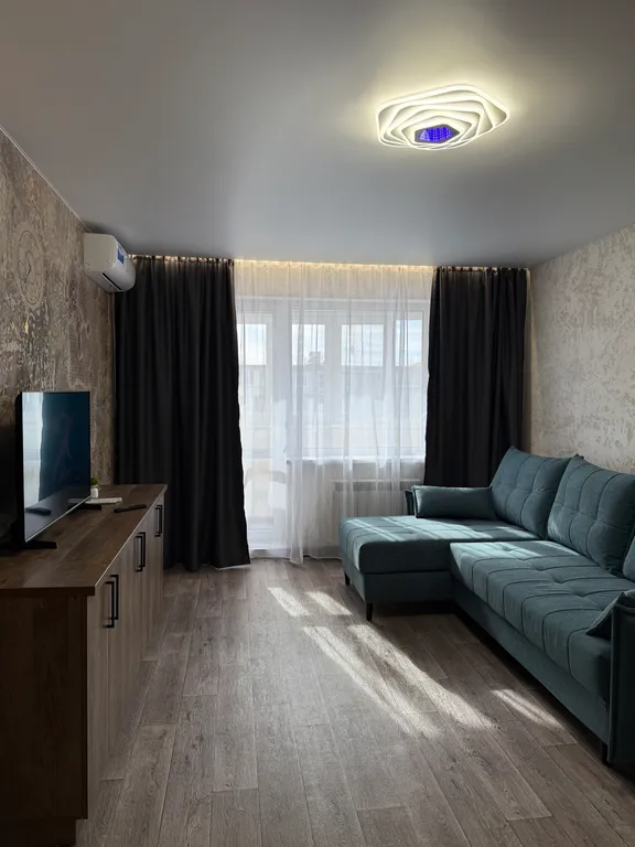 Просторная двух комнатная квартира с новым ремонтом, мебелью и технико