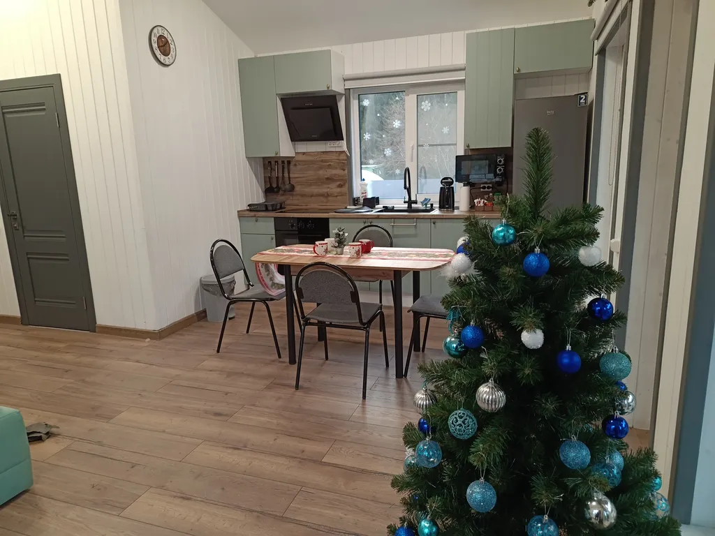 Уютный и теплый дом у леса