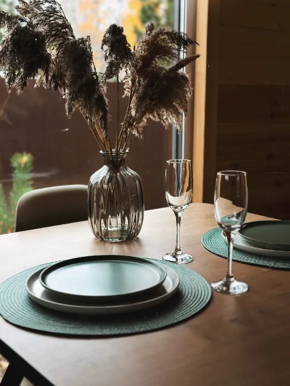 Дом с панорамными окнами с видом на лес