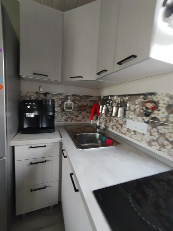 Уютный дом с беседкой на берегу озера