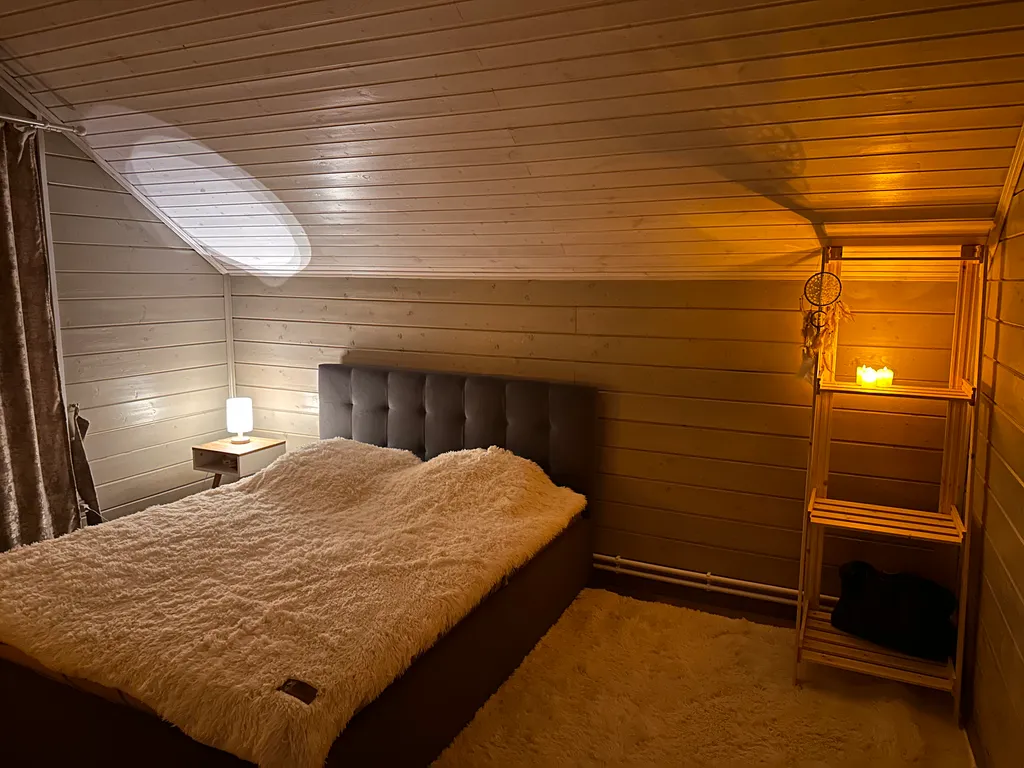 Дом в уединенном тихом месте рядом с лесом