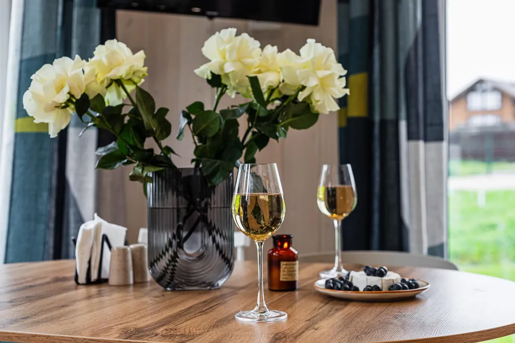 Яркий коттедж с панорамным видом на лес рядом с баней