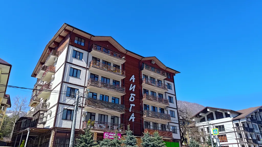 Просторный апартамент с панорамным видом на горы в центре. Спальня