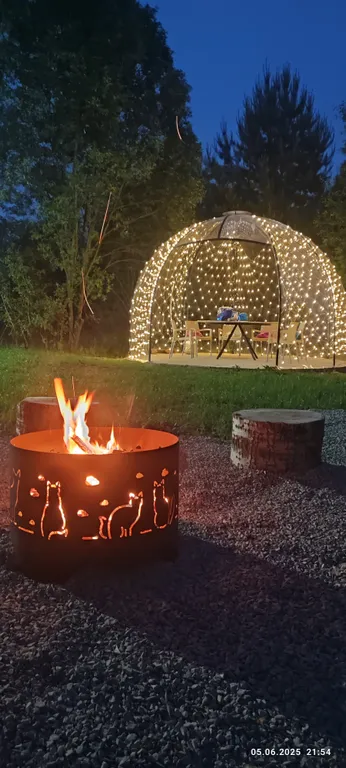 Дом с купольной беседкой на природе