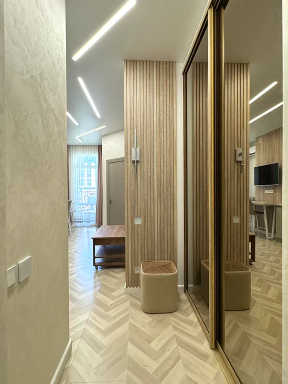 Евродвухкомнатный апартамент с балконом на первой линии