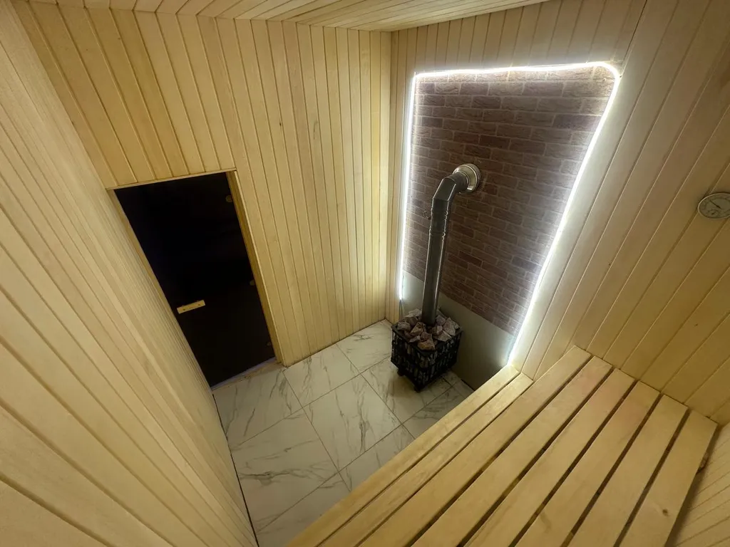 Дом с теплым бассейном и баней