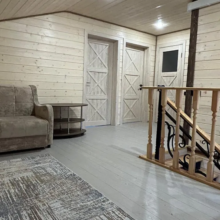 Средний дом в лесу, с видом на горы