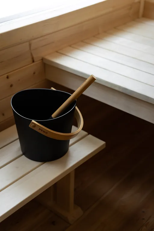 Загородный дом с просторной террасой и баней