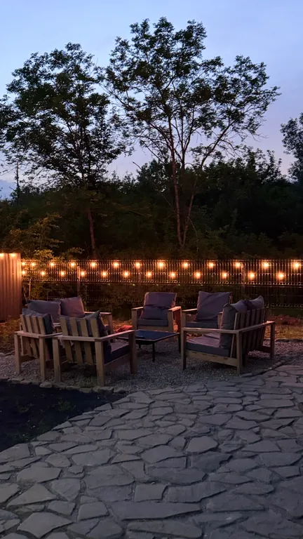 Уютный дом у горной реки