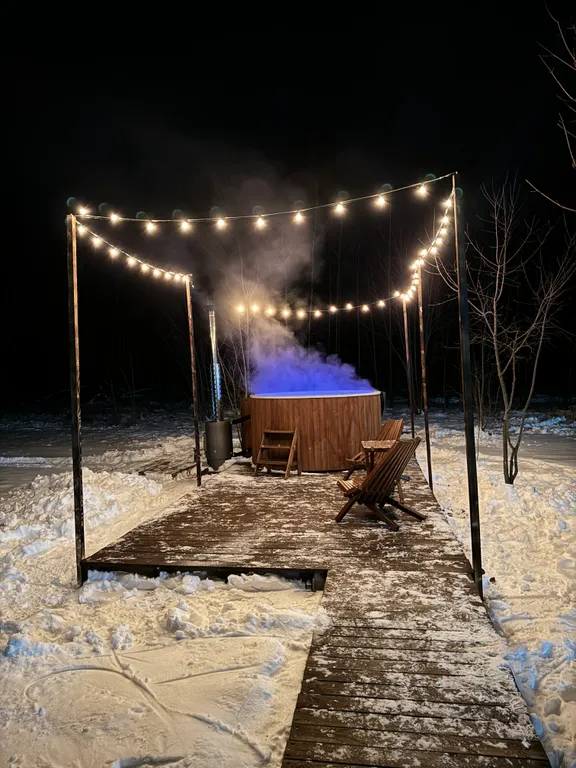 Уютный панорамный треугольный дом A-frame с видом и окружением леса