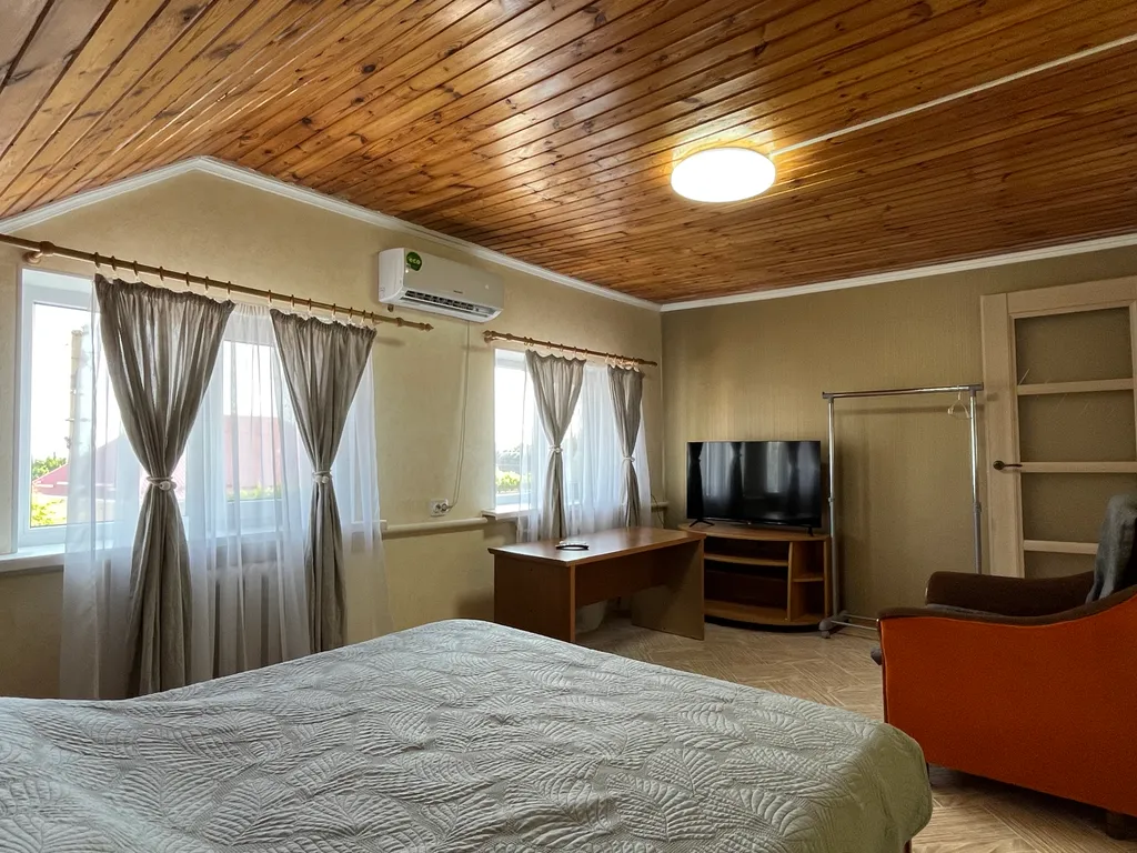 Двухэтажный дом с бассейном