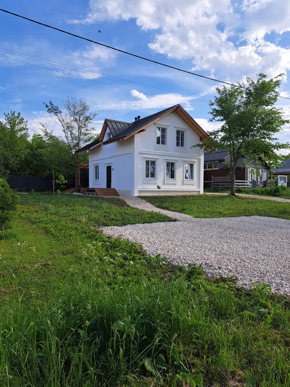 Белый дом на тихой улочке