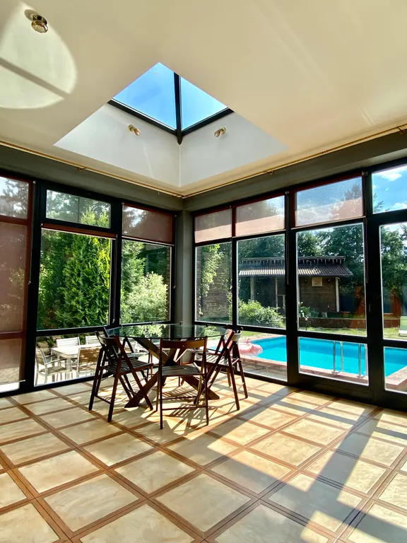 Вилла с квадратным бассейном