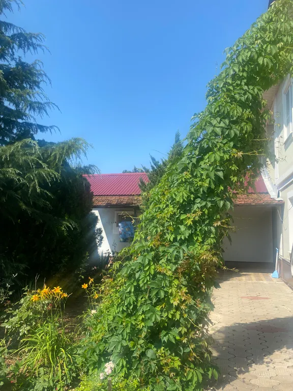 С бассейном рядом с морем