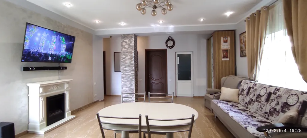 Идеальный для компании, 3 спальни и зал- студия и балкон до 6 гостей+