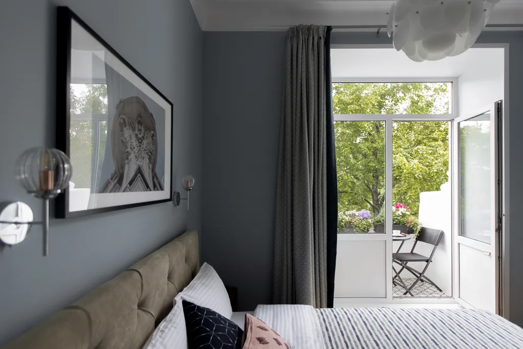 Яркая сталинка с балконом и видом на бульвар