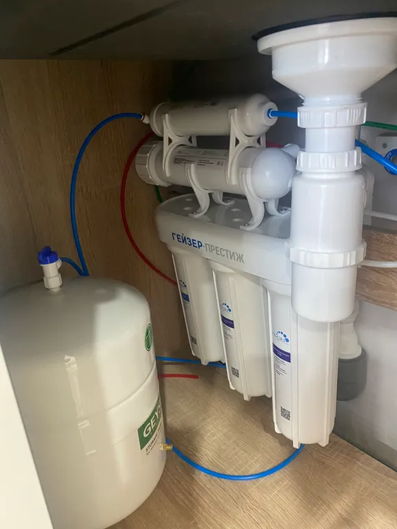 На берегу с видом на море