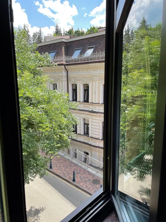 Дом в центре парка