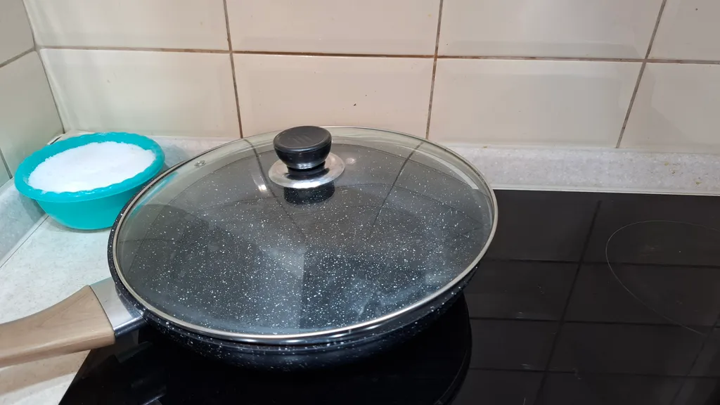 Квартира с большой кухней гостинной, вид из окна на Москву