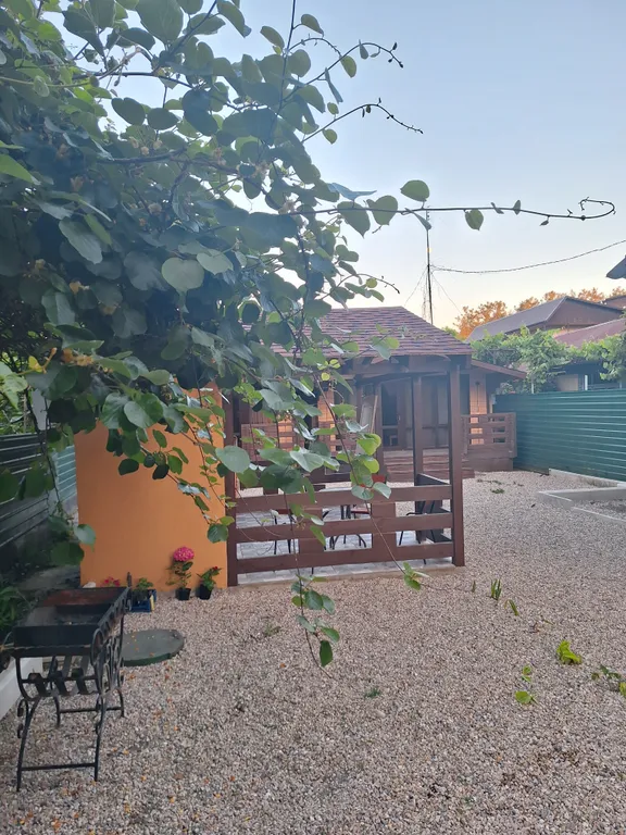 Деревянный домик на Кипарисовой аллее