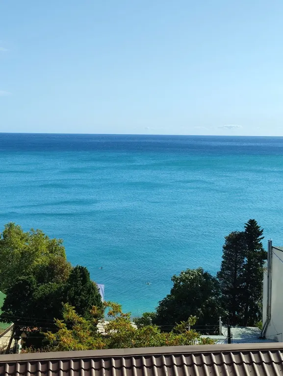 Трехместный номер с 2  кроватями и диваном. Стандарт с видом на море.