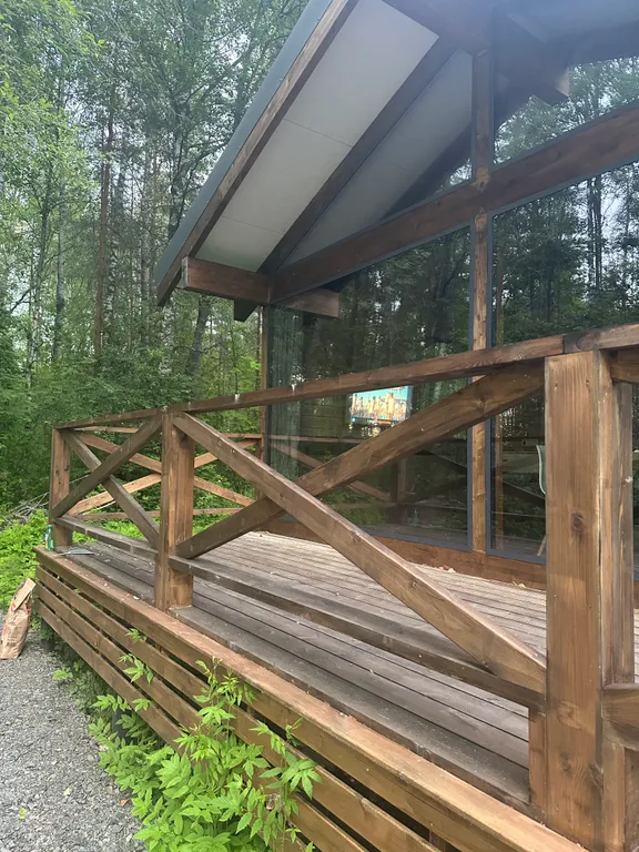 Дом с чаном и панорамными окнами с видом на лес