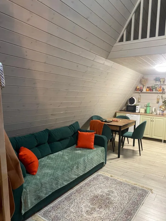 Деревянный дом шале на берегу озера и выходом на реку Кубань