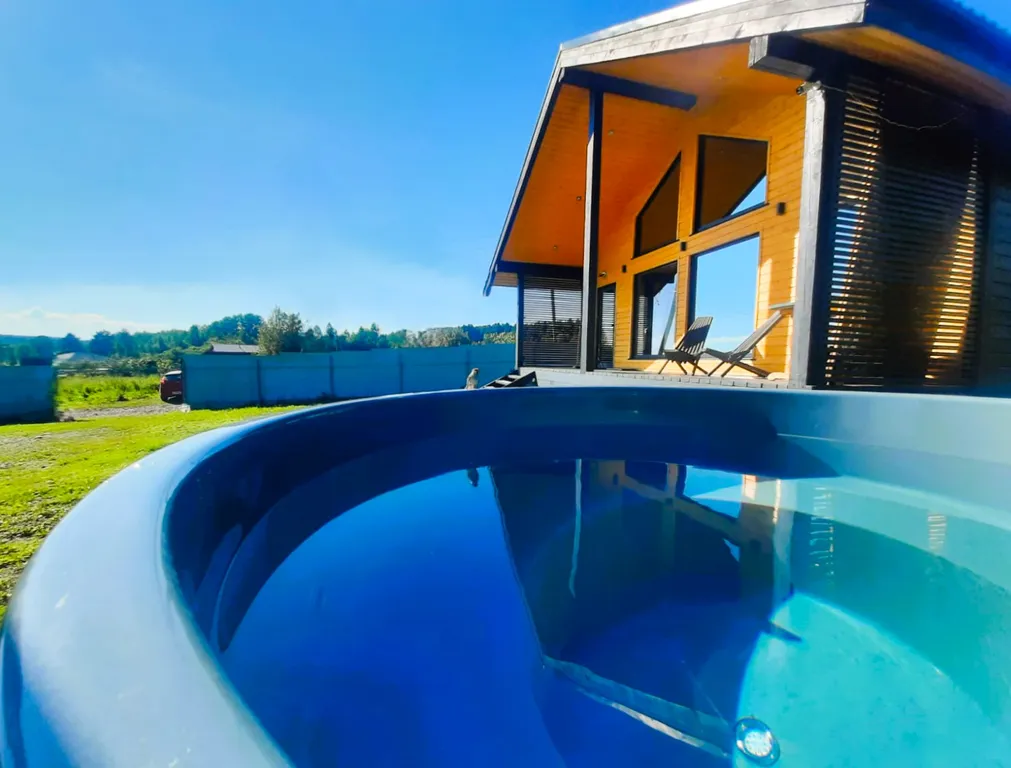 Дом с панорамными окнами и видом на озеро