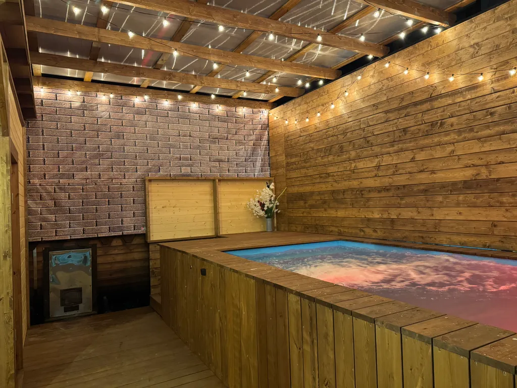 Дом с теплым бассейном и баней