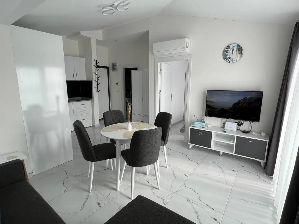 Стильные, комфортные апартаменты с видом на море Sky