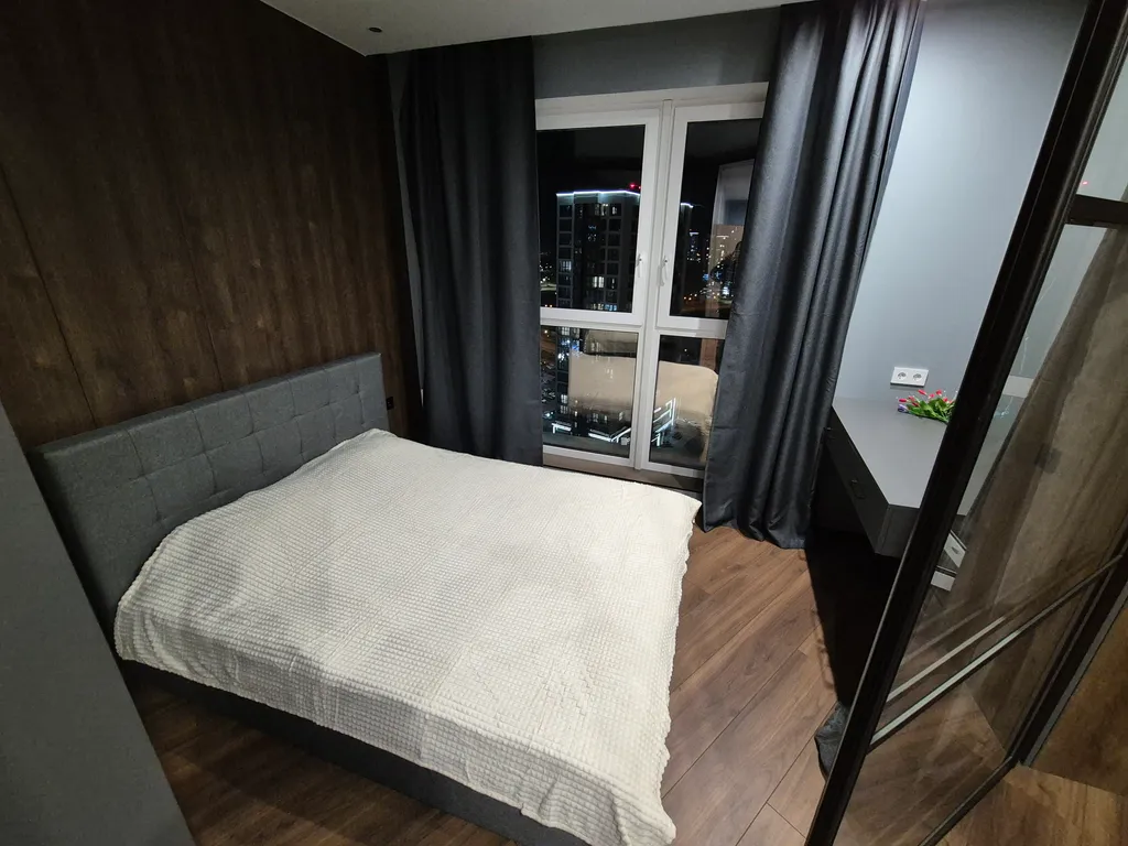 Просторные апартаменты рядом с метро, шиканый вид 2+2