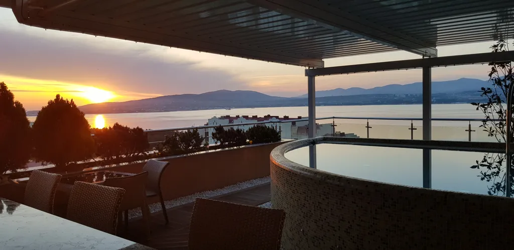 Пентхаус класса люкс с видом на море и горы