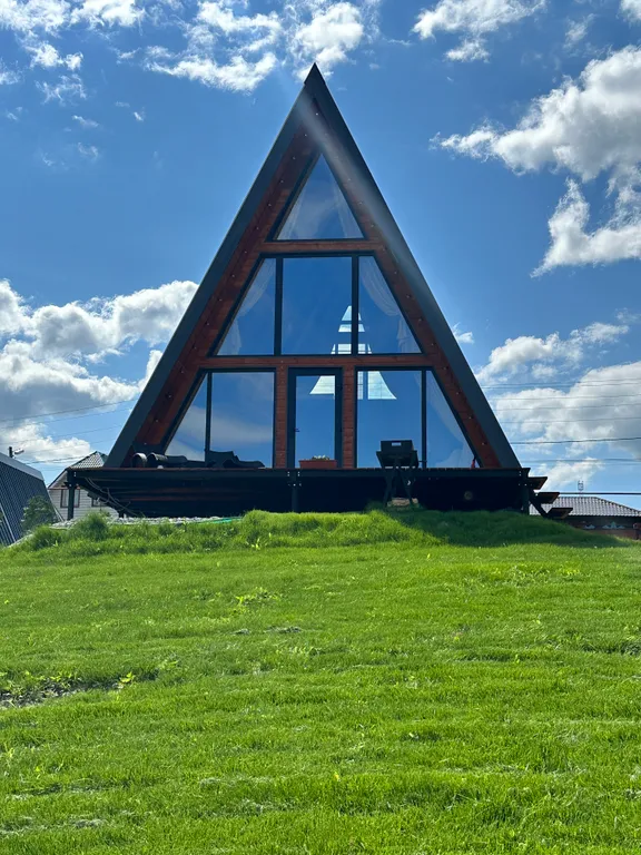 Треугольный дом A-фрейм с панорамными окнами Космос