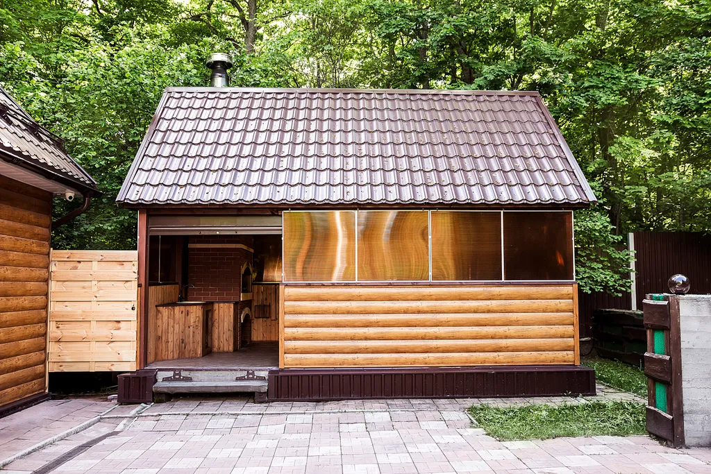 Дом в лесу с бассейном и баней