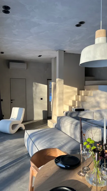 Премиальный дом с дизайнерским камином на дровах в лесу