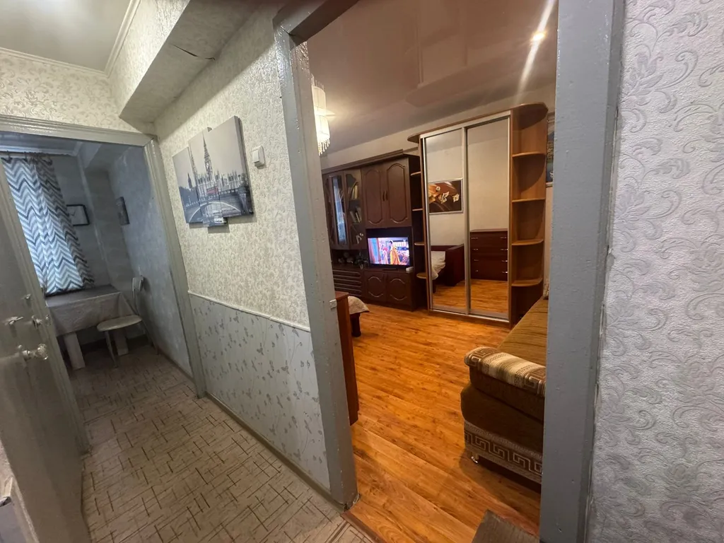 Не дорогая, без изысков, в центре