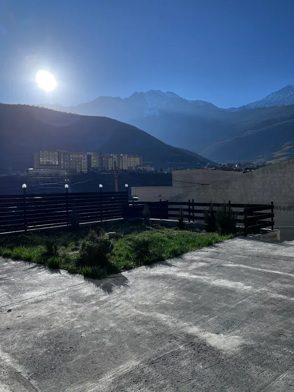 Красивый дом с видом на горы и реку