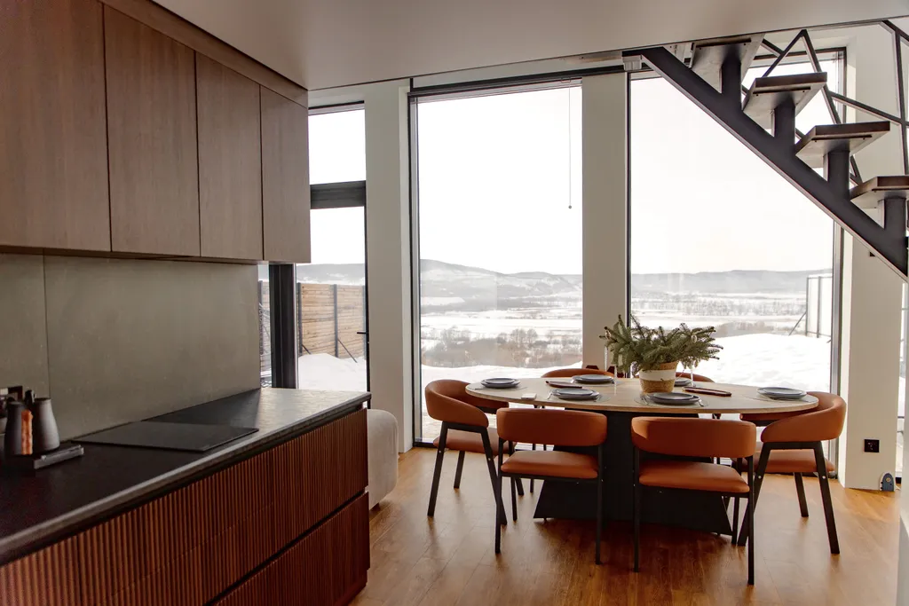 Современный дизайнерский дом с панорамным остеклением и видом на горы