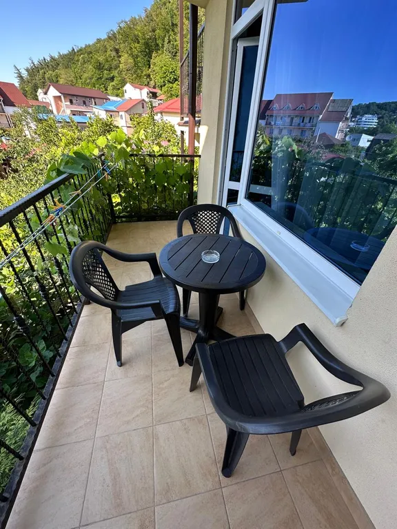 Трёхместный номер с удобствами и балконом