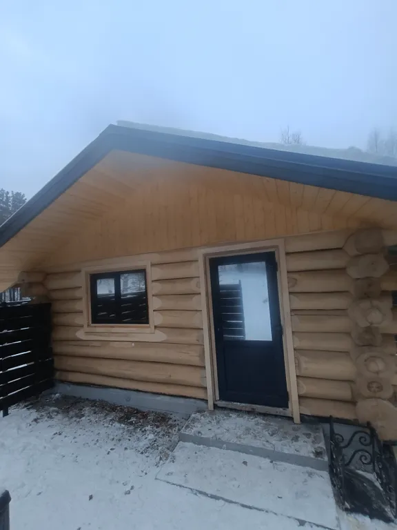 А-фрейм в лесу с баней из бревна липы и горячий чан