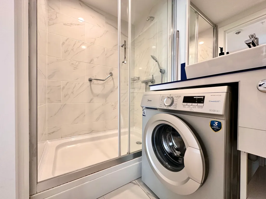 Студия с видом на море и стильным дизайном