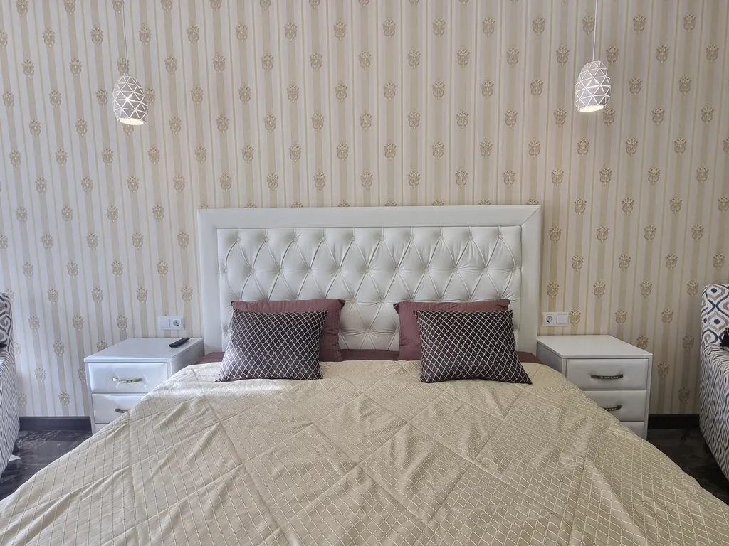 Aпаpтaмeнт c баcсейном и теpрaсой нa набеpeжной