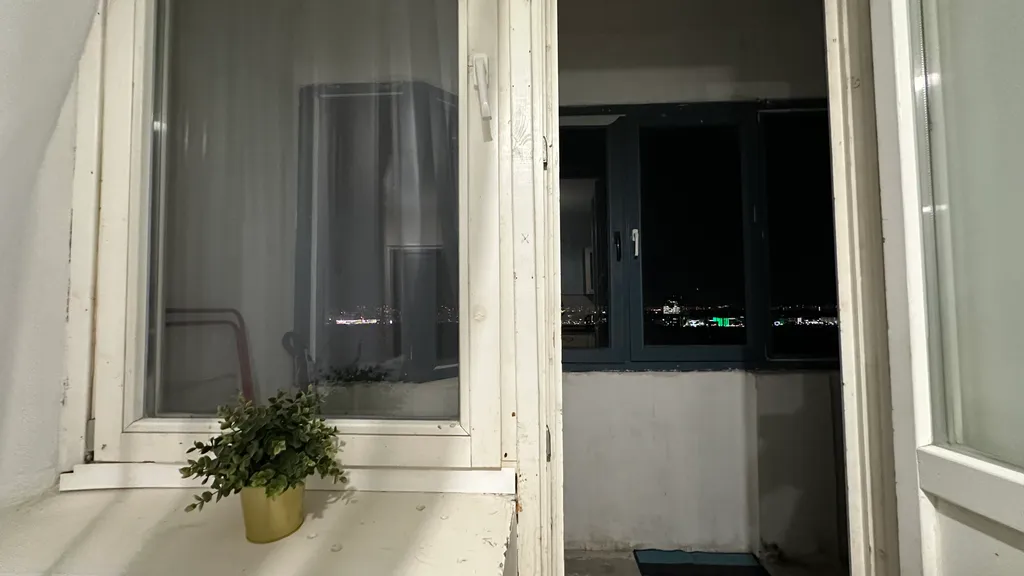 Простая однушка с видом на лес