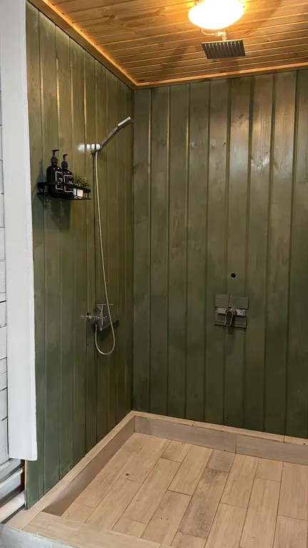 Дом, баня, чан и бассейном во дворе