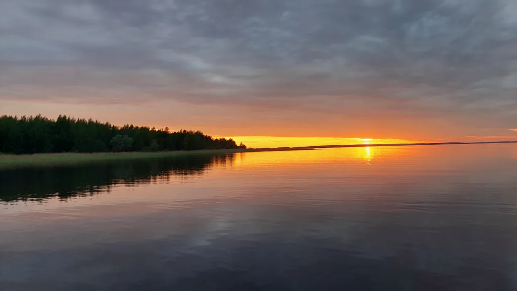 Домик в черте города рядом с озером